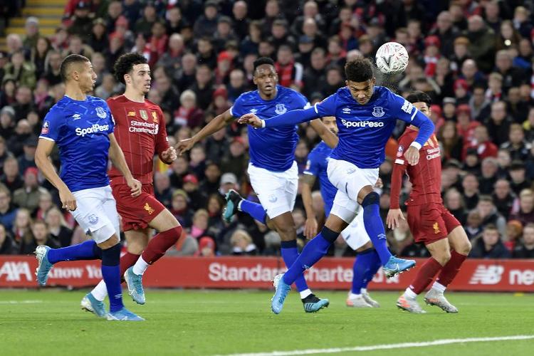 球迷：这人能飞吧？